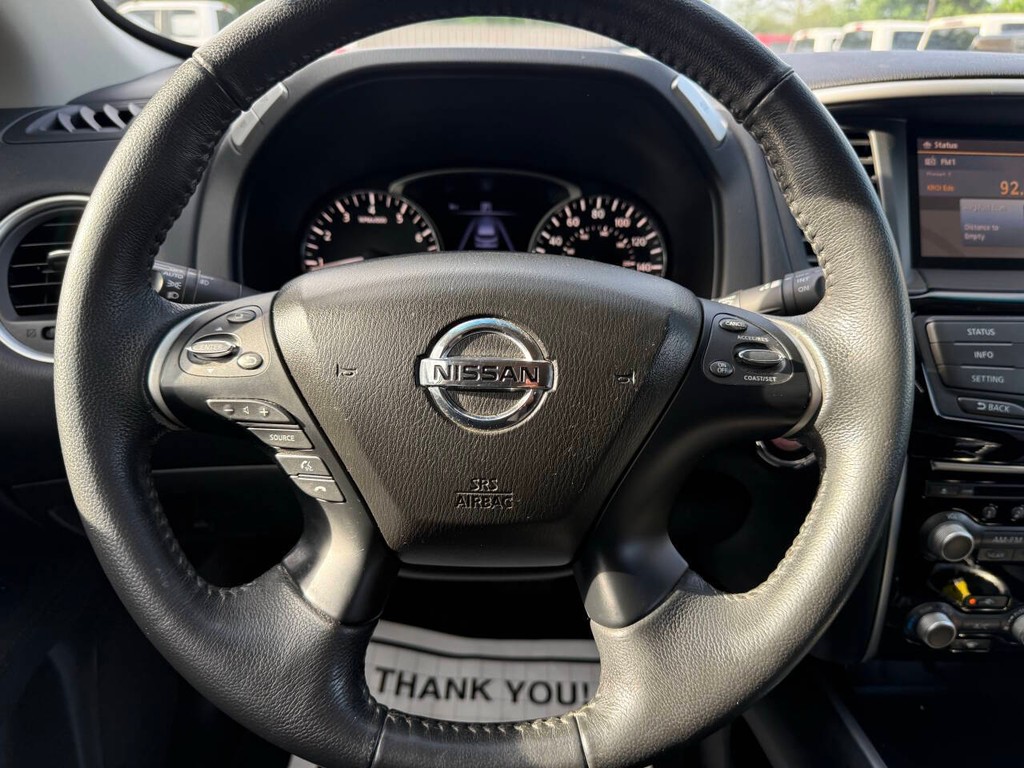 Nissan Pathfinder Vehicle Full-screen Gallery Image 24