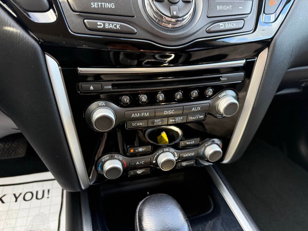 Nissan Pathfinder Vehicle Full-screen Gallery Image 29