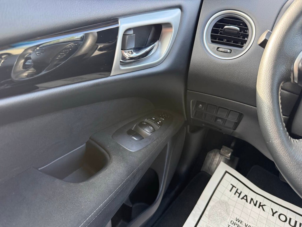 Nissan Pathfinder Vehicle Full-screen Gallery Image 32