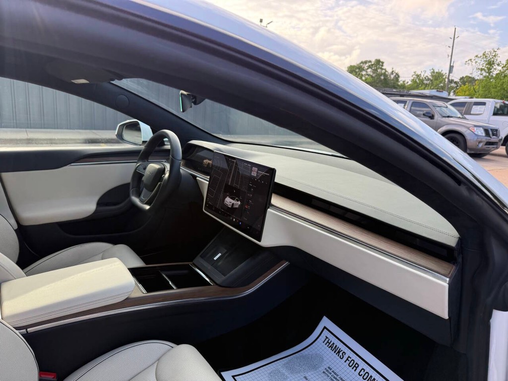 Tesla Model S Vehicle Full-screen Gallery Image 09