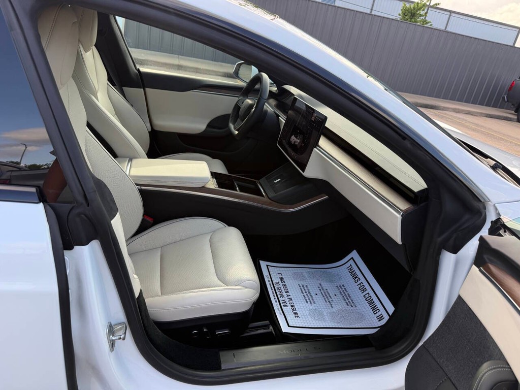 Tesla Model S Vehicle Full-screen Gallery Image 10