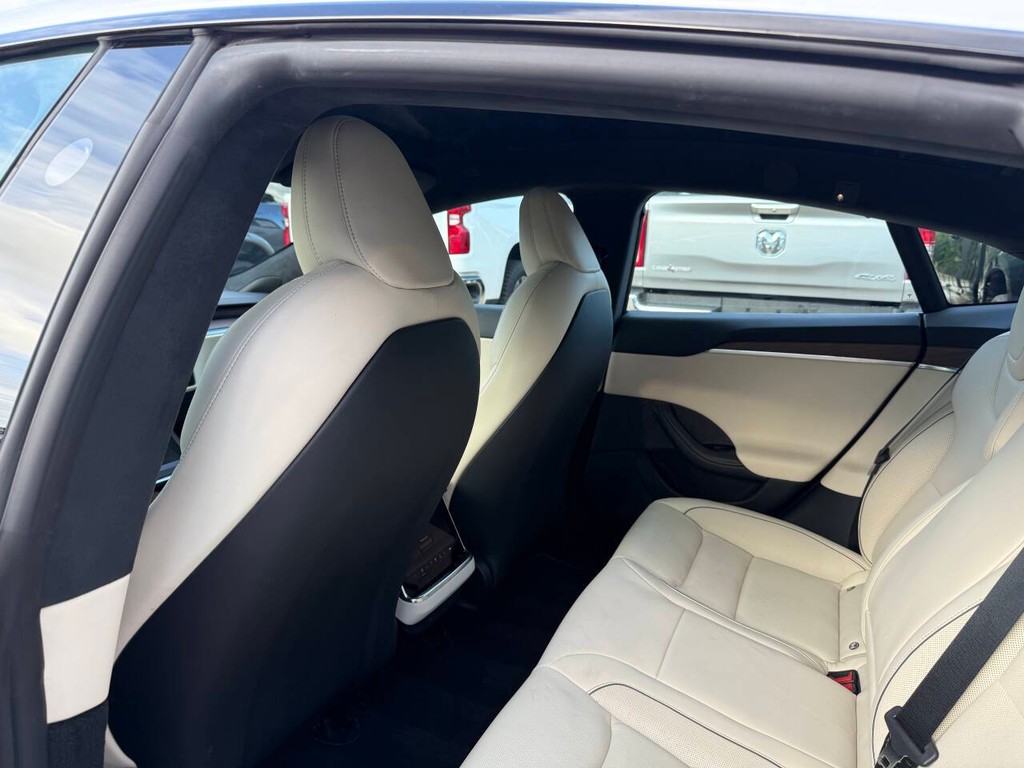 Tesla Model S Vehicle Full-screen Gallery Image 12