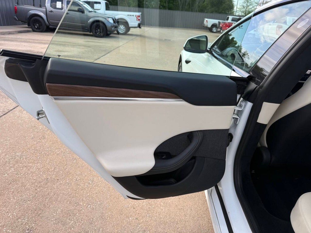 Tesla Model S Vehicle Full-screen Gallery Image 14