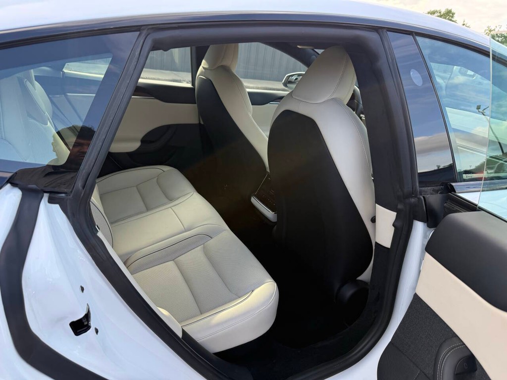 Tesla Model S Vehicle Full-screen Gallery Image 15