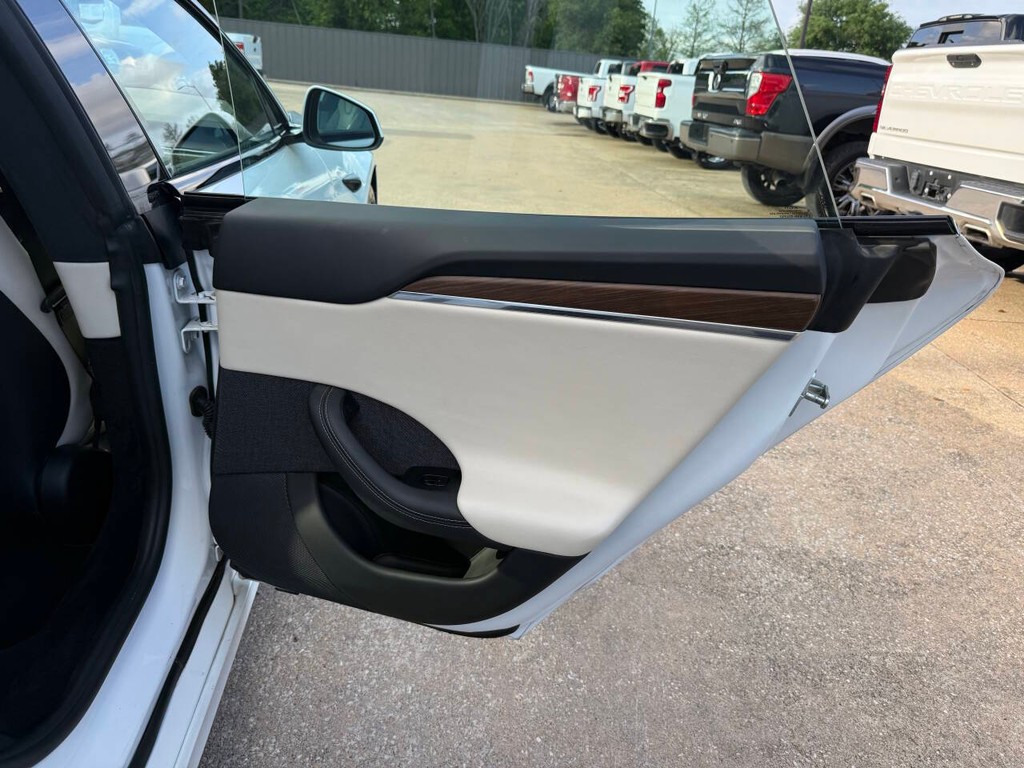 Tesla Model S Vehicle Full-screen Gallery Image 16