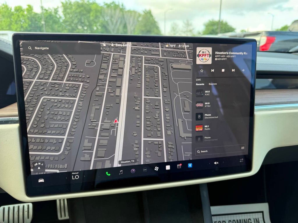 Tesla Model S Vehicle Full-screen Gallery Image 25