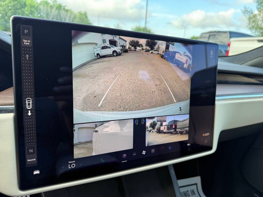 Tesla Model S Vehicle Full-screen Gallery Image 27