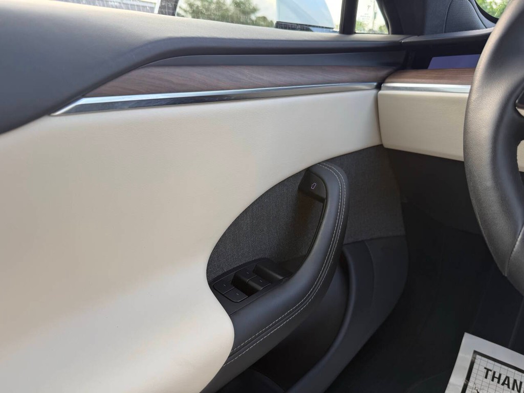 Tesla Model S Vehicle Full-screen Gallery Image 30