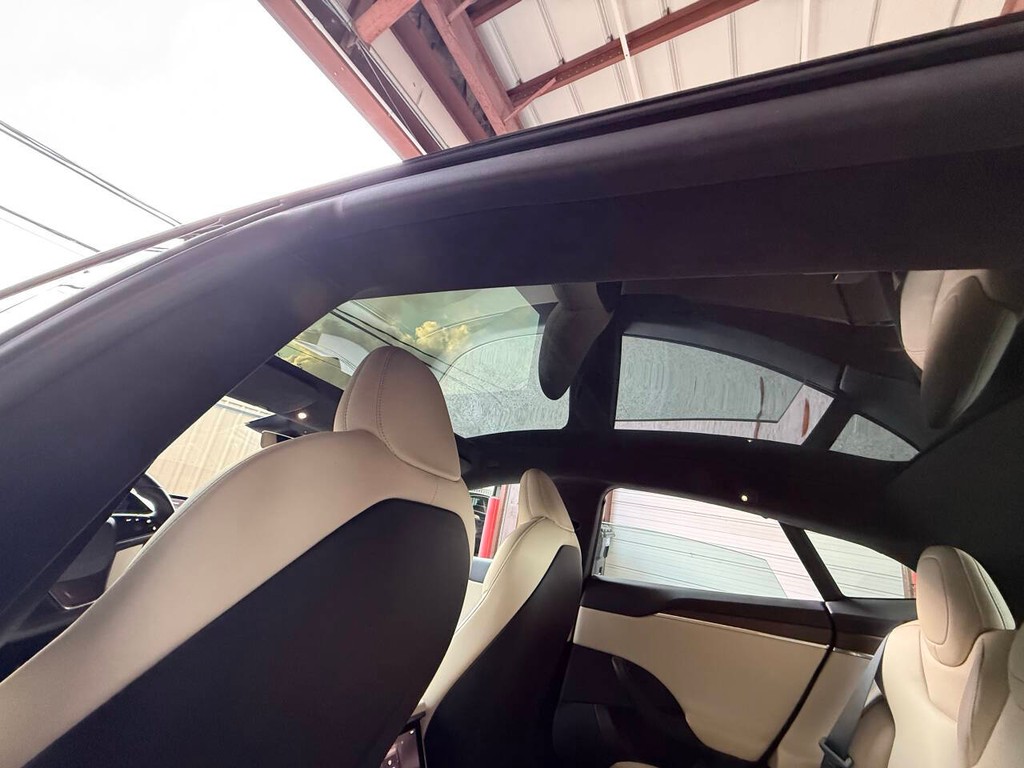 Tesla Model S Vehicle Full-screen Gallery Image 31