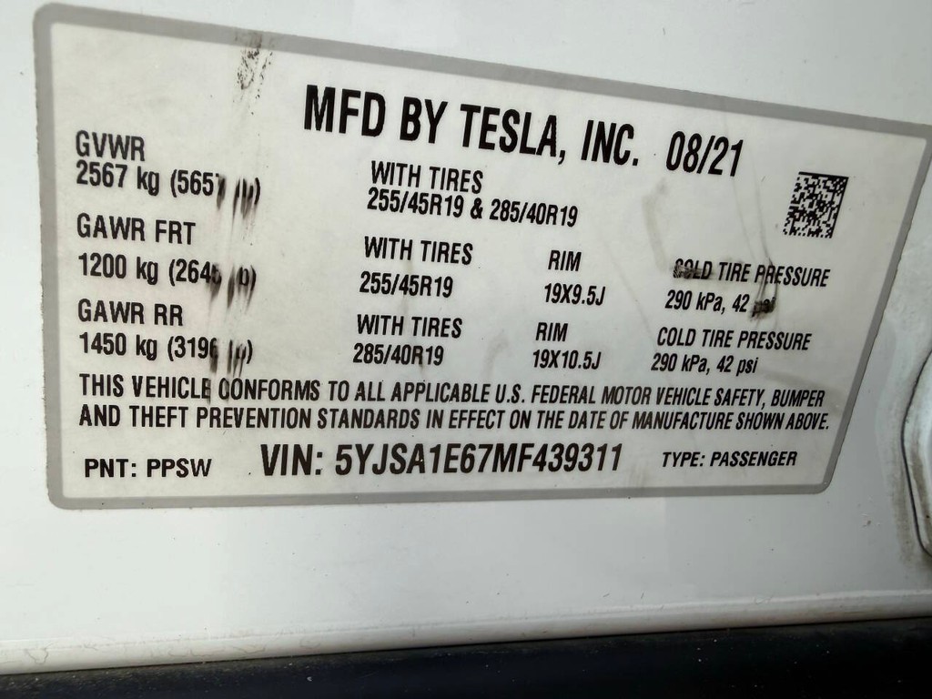 Tesla Model S Vehicle Full-screen Gallery Image 35