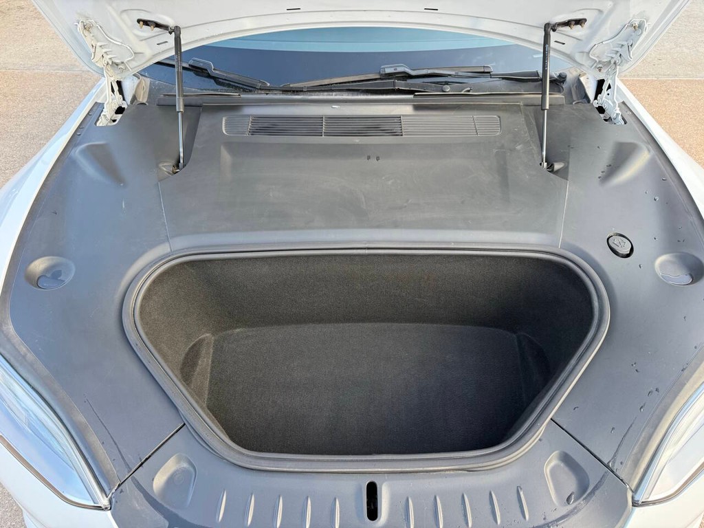 Tesla Model S Vehicle Full-screen Gallery Image 36