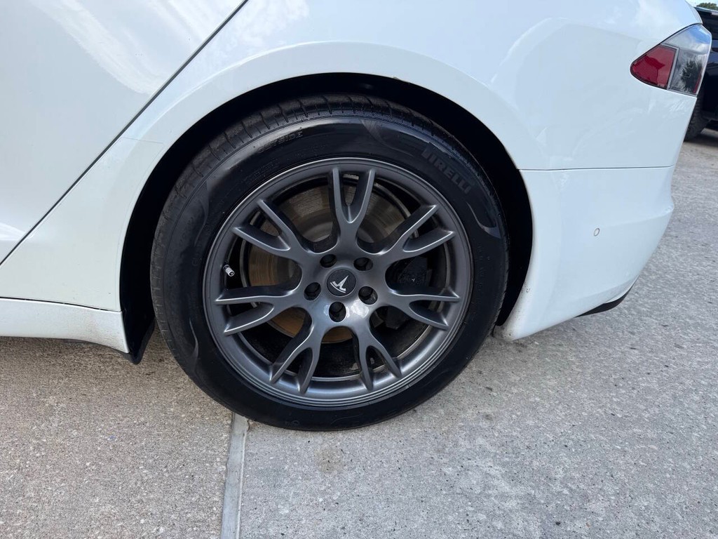 Tesla Model S Vehicle Full-screen Gallery Image 37