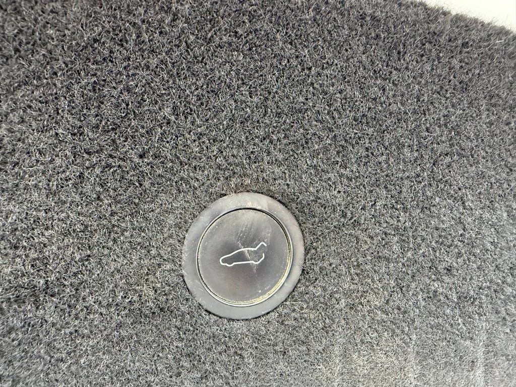 Tesla Model S Vehicle Full-screen Gallery Image 39