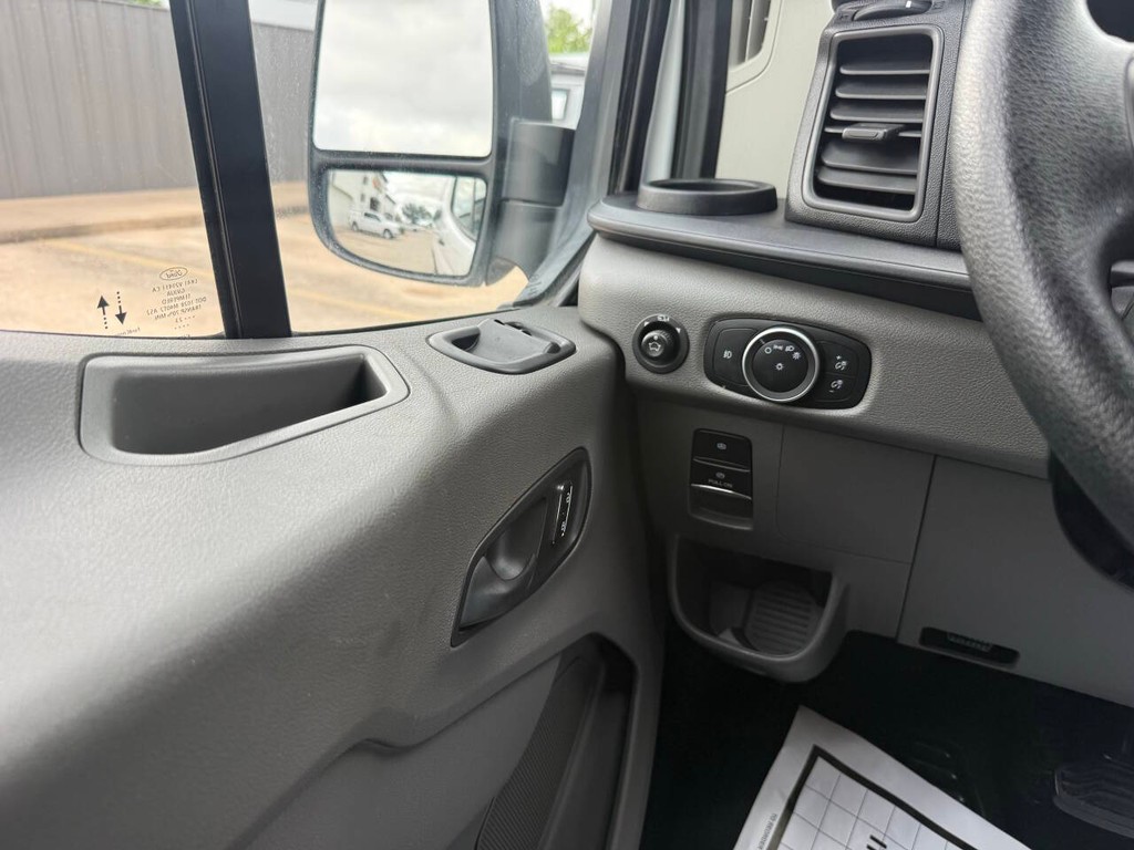 Ford Transit Passenger Wagon Vehicle Full-screen Gallery Image 22