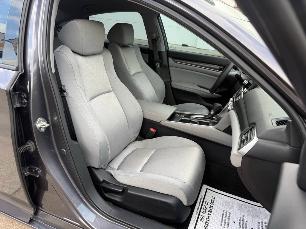 Honda Accord Sedan Vehicle Full-screen Gallery Image 10