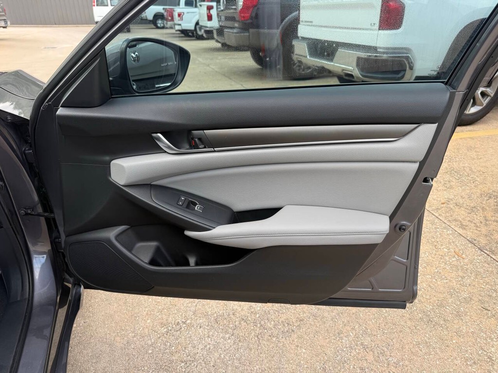 Honda Accord Sedan Vehicle Full-screen Gallery Image 11