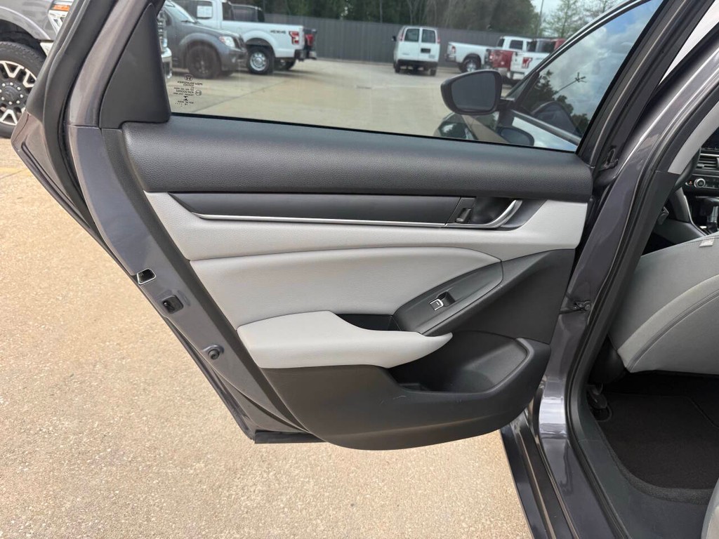 Honda Accord Sedan Vehicle Full-screen Gallery Image 14