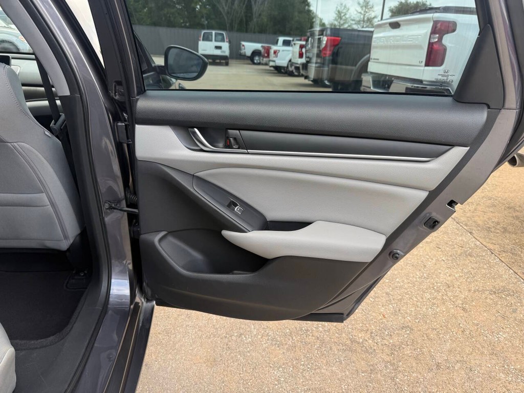 Honda Accord Sedan Vehicle Full-screen Gallery Image 16