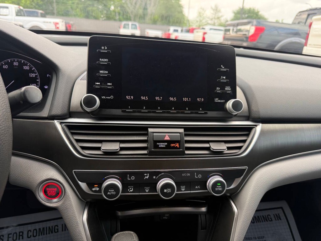 Honda Accord Sedan Vehicle Full-screen Gallery Image 24