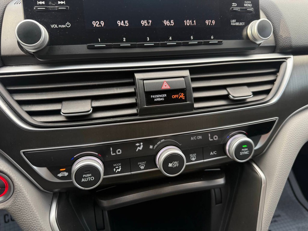 Honda Accord Sedan Vehicle Full-screen Gallery Image 27