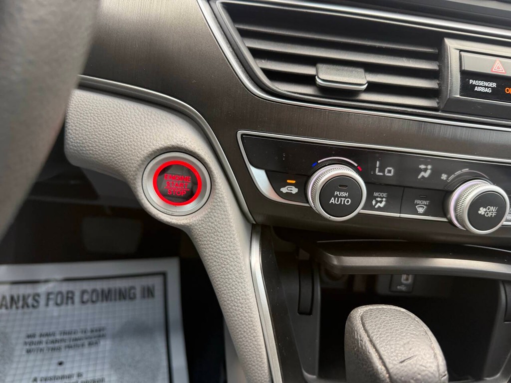 Honda Accord Sedan Vehicle Full-screen Gallery Image 28