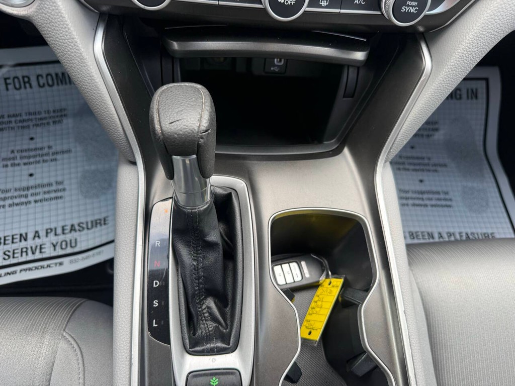 Honda Accord Sedan Vehicle Full-screen Gallery Image 29