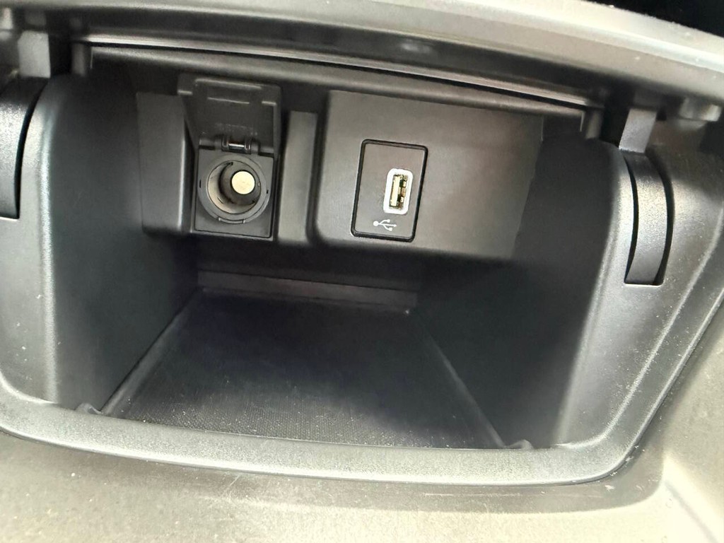 Honda Accord Sedan Vehicle Full-screen Gallery Image 31