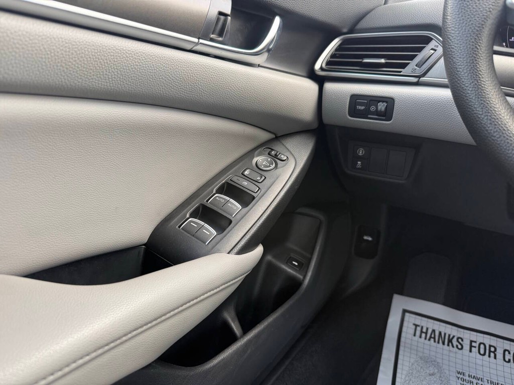 Honda Accord Sedan Vehicle Full-screen Gallery Image 32