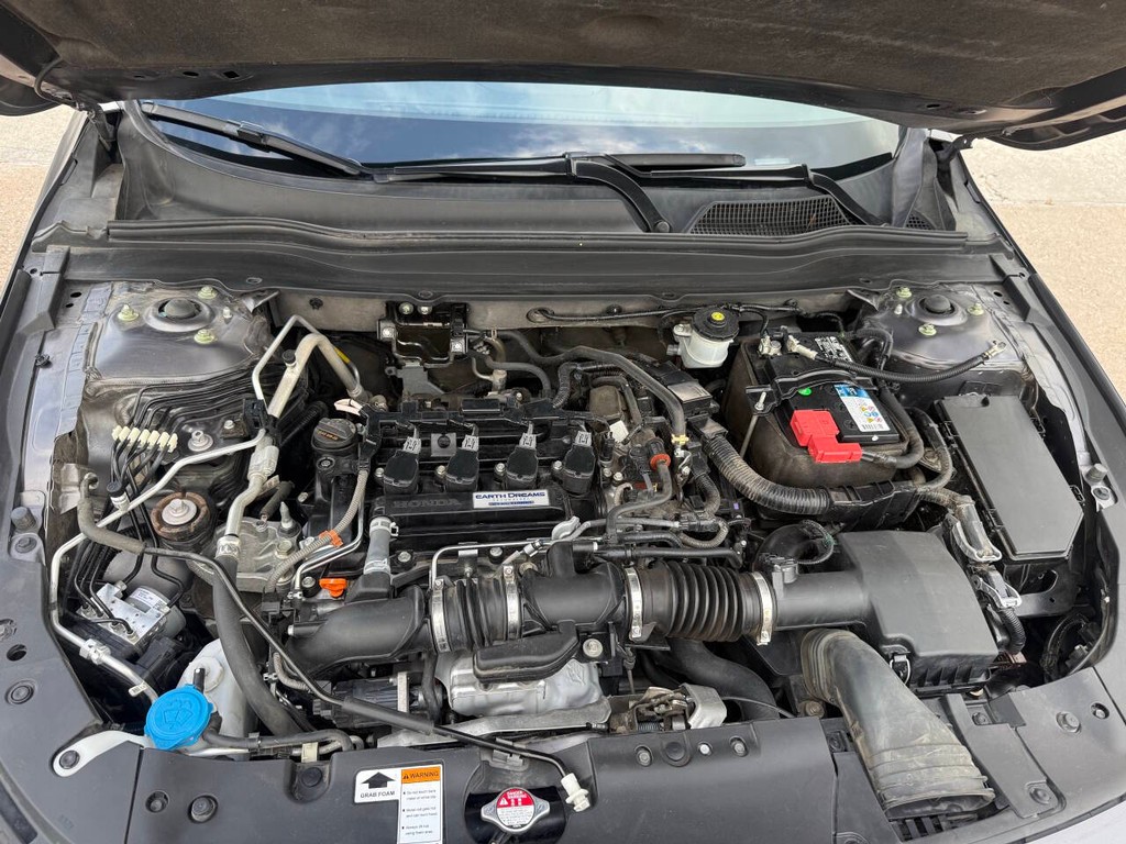 Honda Accord Sedan Vehicle Full-screen Gallery Image 36