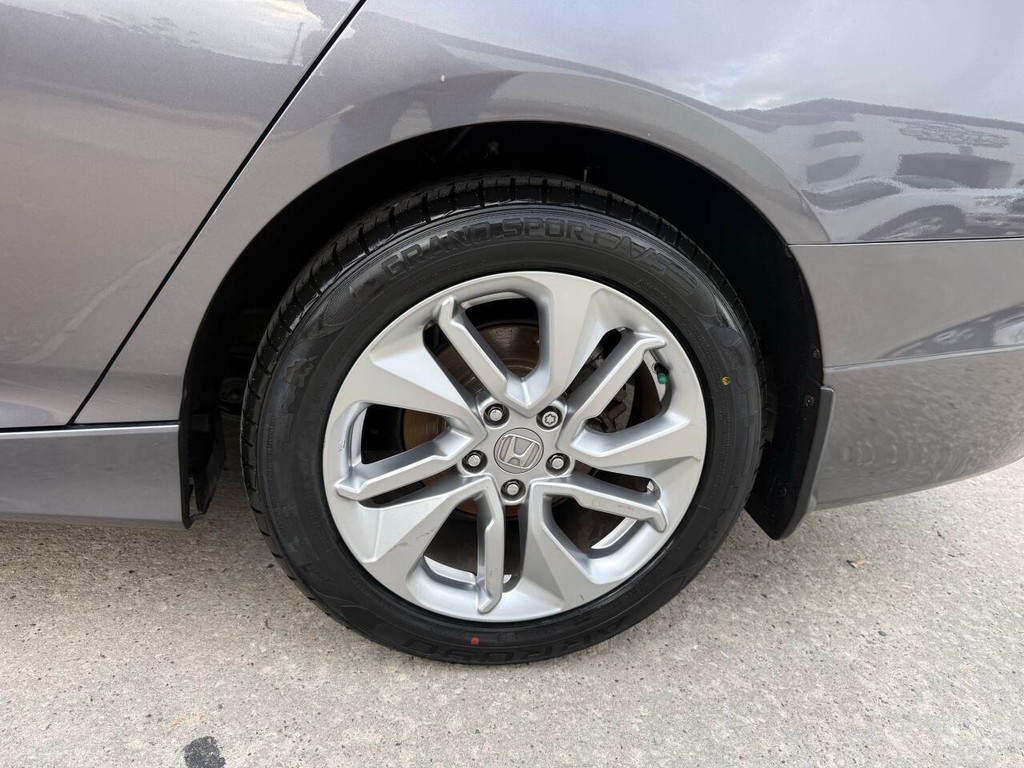 Honda Accord Sedan Vehicle Full-screen Gallery Image 37