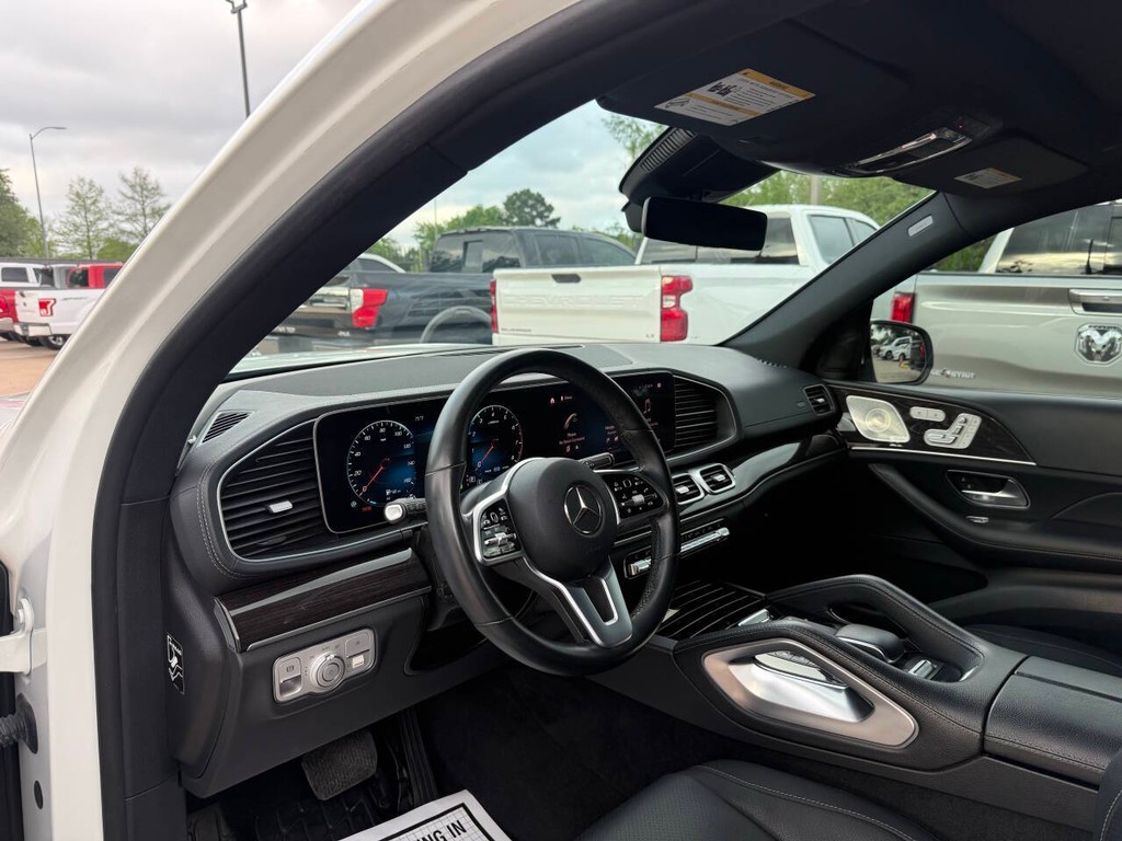 Mercedes-Benz GLS Vehicle Full-screen Gallery Image 06