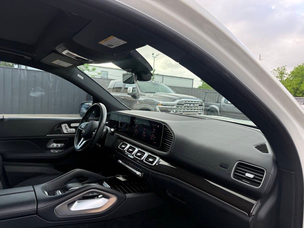 Mercedes-Benz GLS Vehicle Full-screen Gallery Image 09