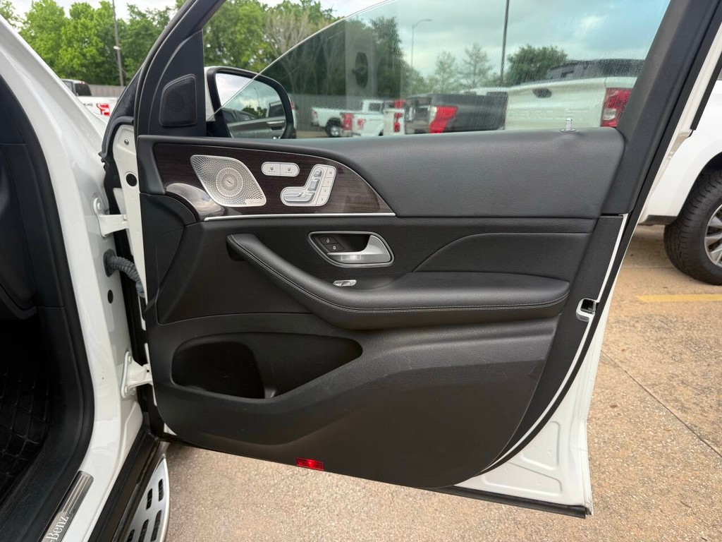 Mercedes-Benz GLS Vehicle Full-screen Gallery Image 11