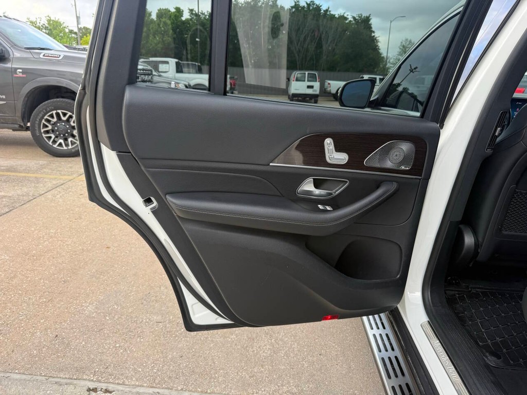 Mercedes-Benz GLS Vehicle Full-screen Gallery Image 16