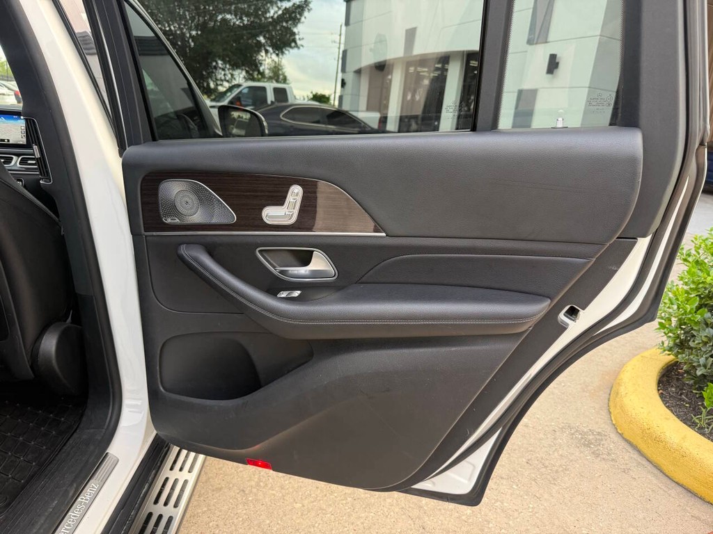 Mercedes-Benz GLS Vehicle Full-screen Gallery Image 19