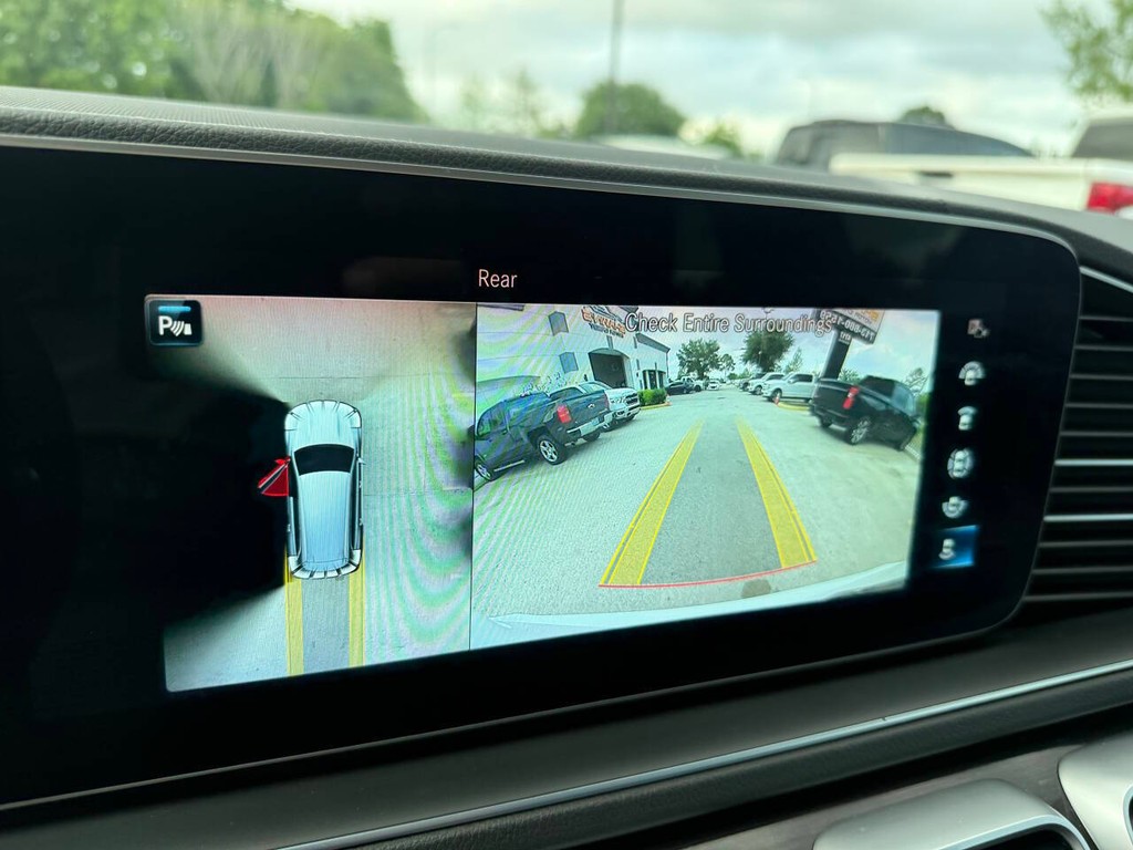 Mercedes-Benz GLS Vehicle Full-screen Gallery Image 29