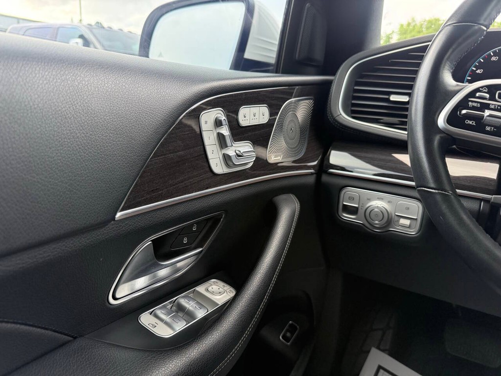 Mercedes-Benz GLS Vehicle Full-screen Gallery Image 34