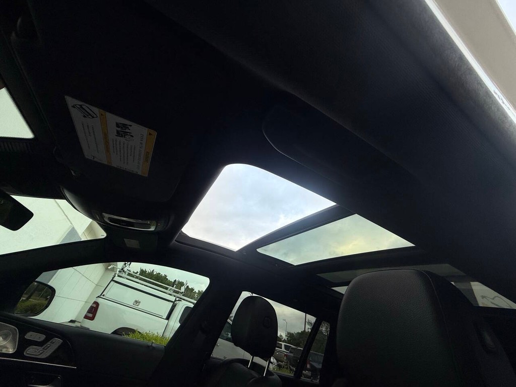 Mercedes-Benz GLS Vehicle Full-screen Gallery Image 35