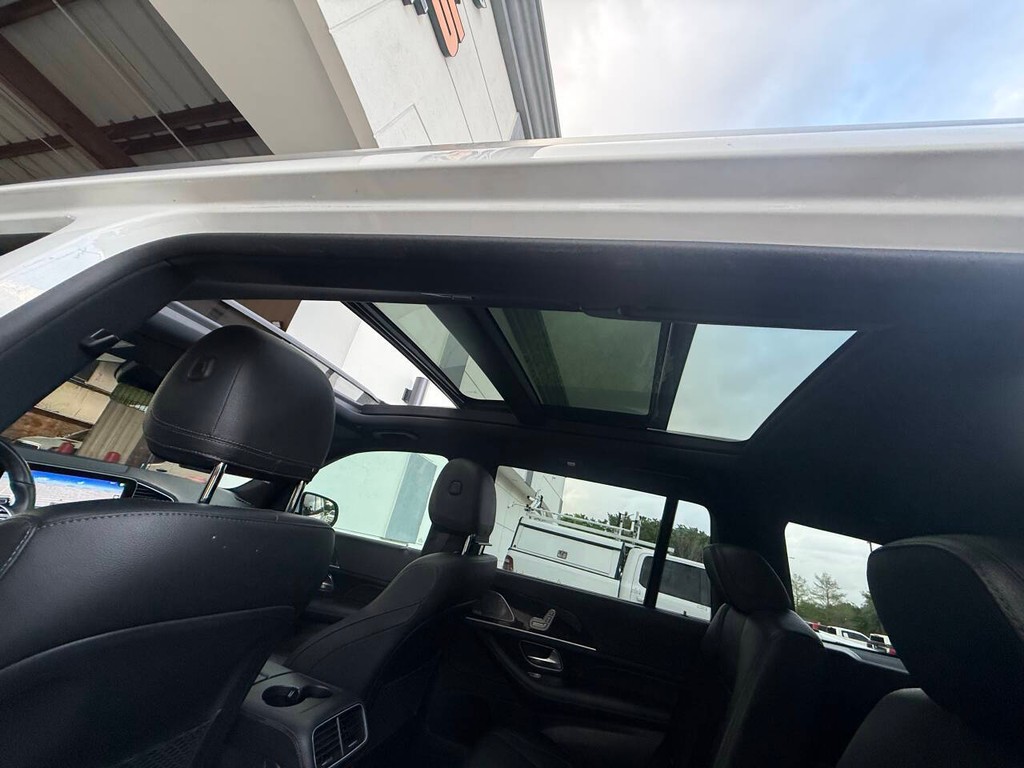 Mercedes-Benz GLS Vehicle Full-screen Gallery Image 36