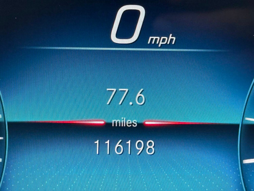 Mercedes-Benz GLS Vehicle Full-screen Gallery Image 38