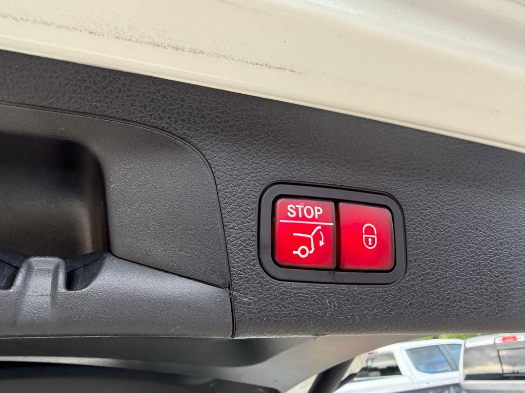 Mercedes-Benz GLS Vehicle Full-screen Gallery Image 43