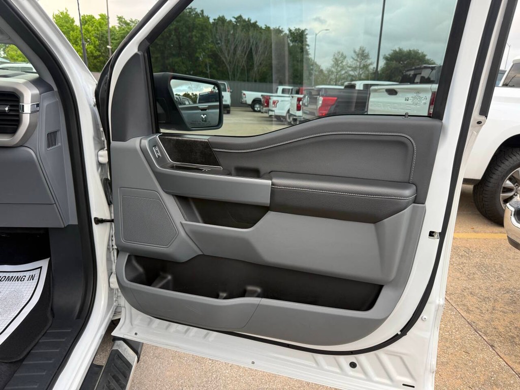 Ford F-150 Vehicle Full-screen Gallery Image 11