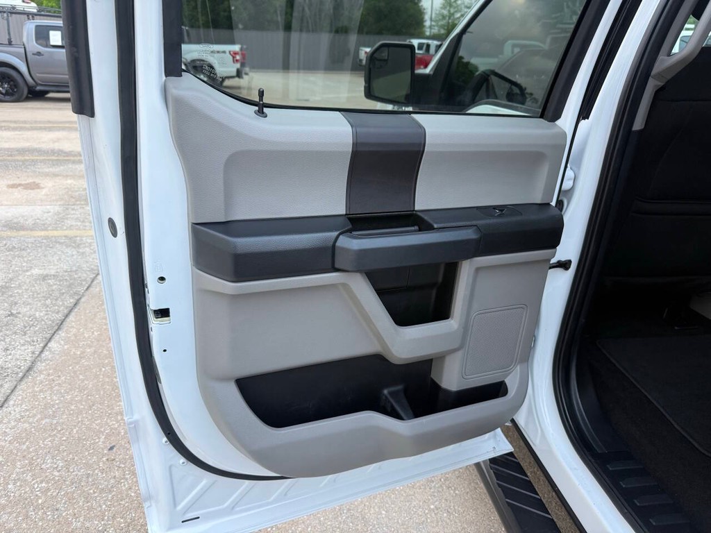 Ford F-150 Vehicle Full-screen Gallery Image 14