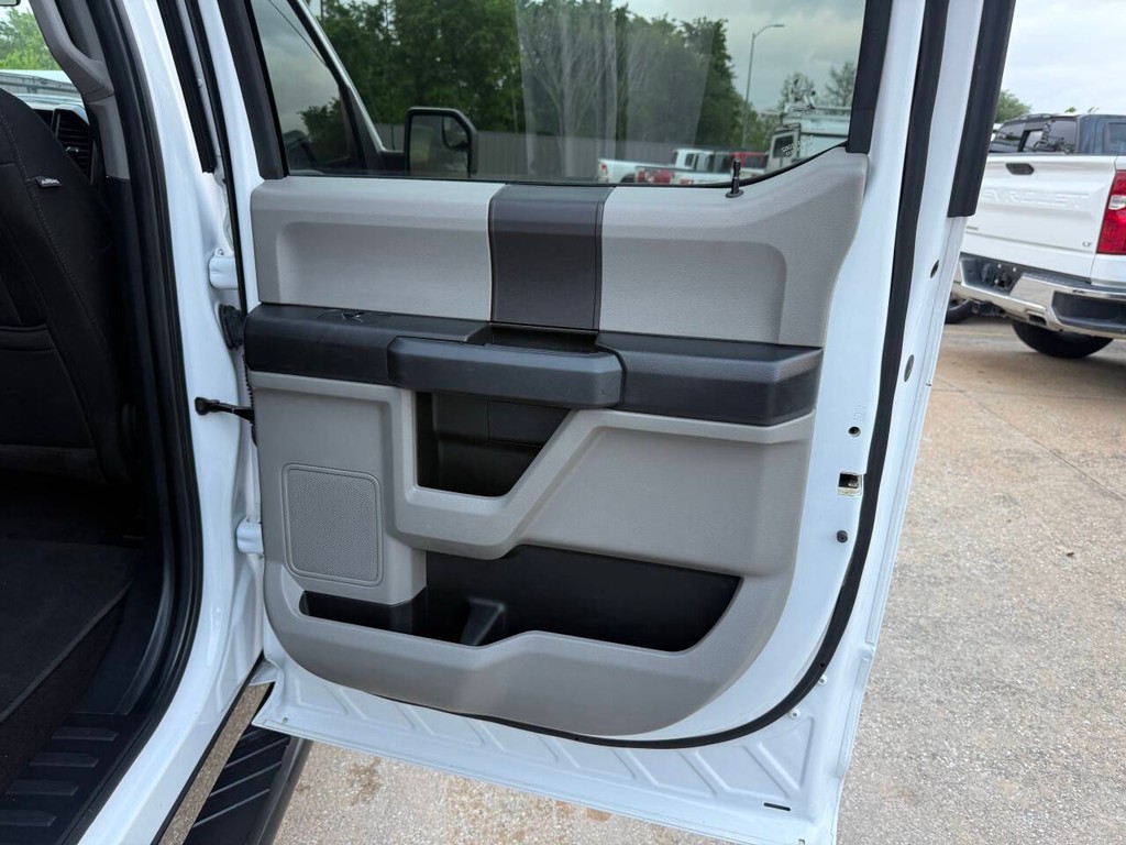 Ford F-150 Vehicle Full-screen Gallery Image 16