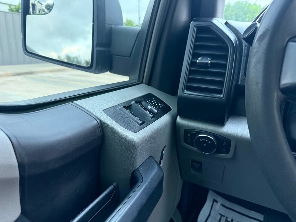 Ford F-150 Vehicle Full-screen Gallery Image 31