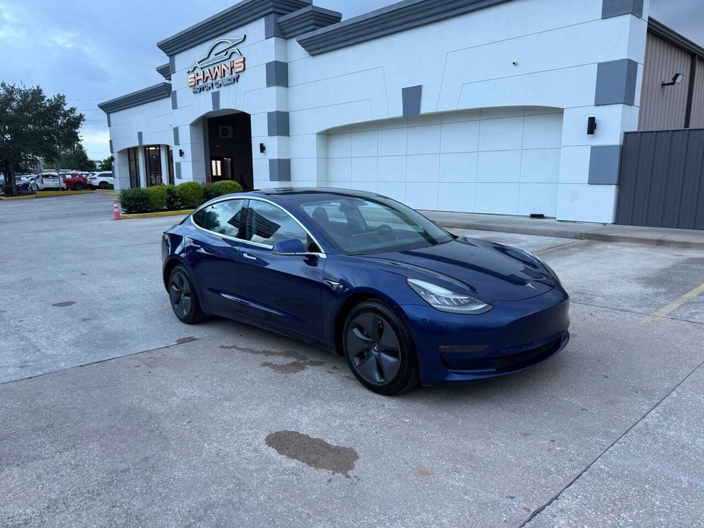 Tesla Model 3 Vehicle Full-screen Gallery Image 02