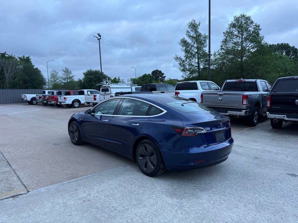Tesla Model 3 Vehicle Full-screen Gallery Image 04
