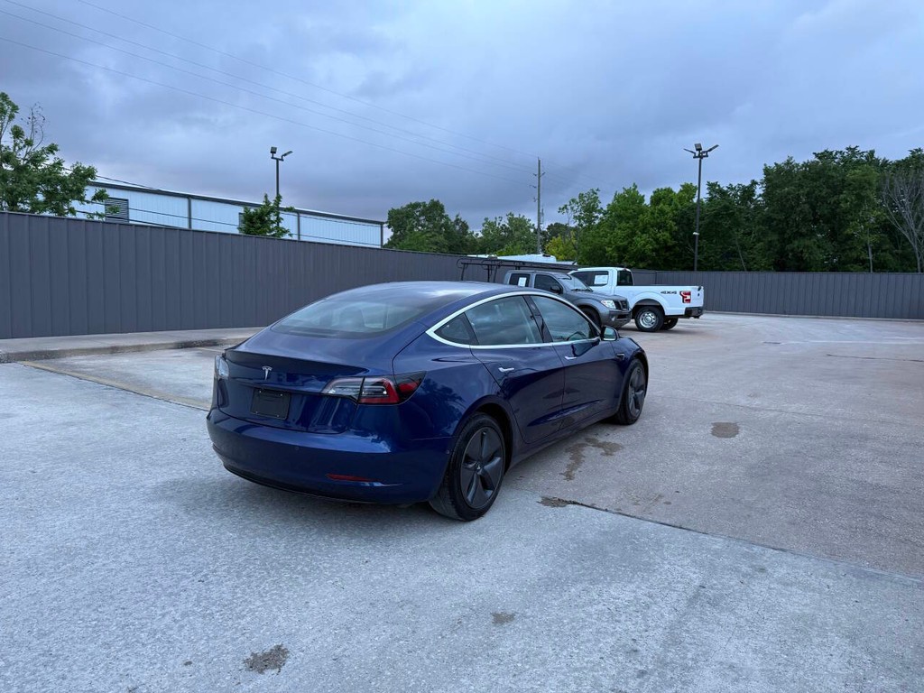 Tesla Model 3 Vehicle Full-screen Gallery Image 05