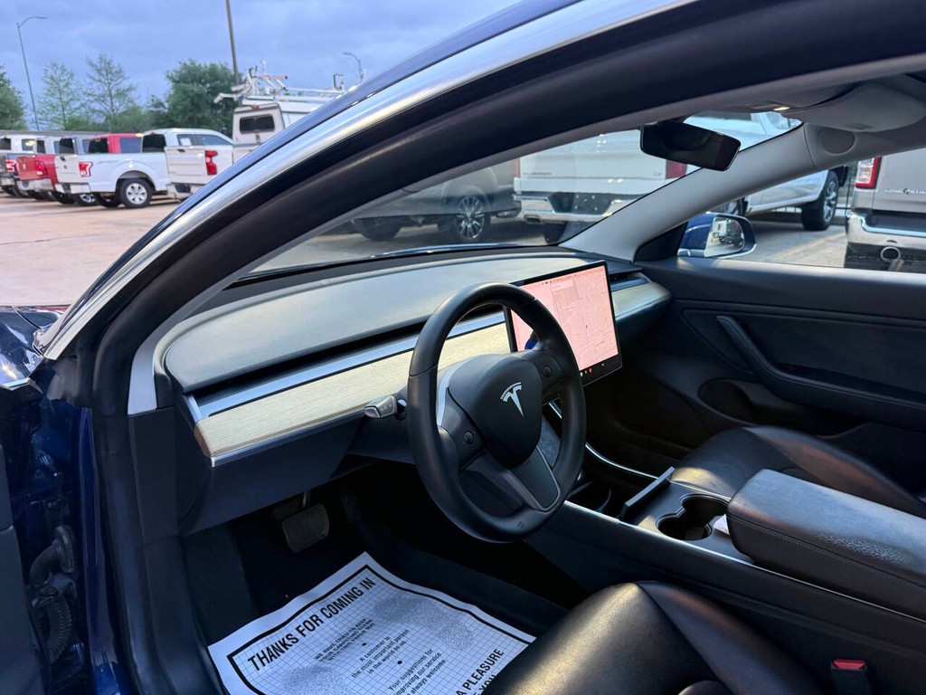 Tesla Model 3 Vehicle Full-screen Gallery Image 06