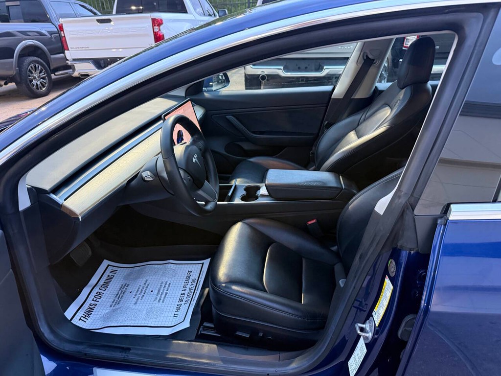 Tesla Model 3 Vehicle Full-screen Gallery Image 07